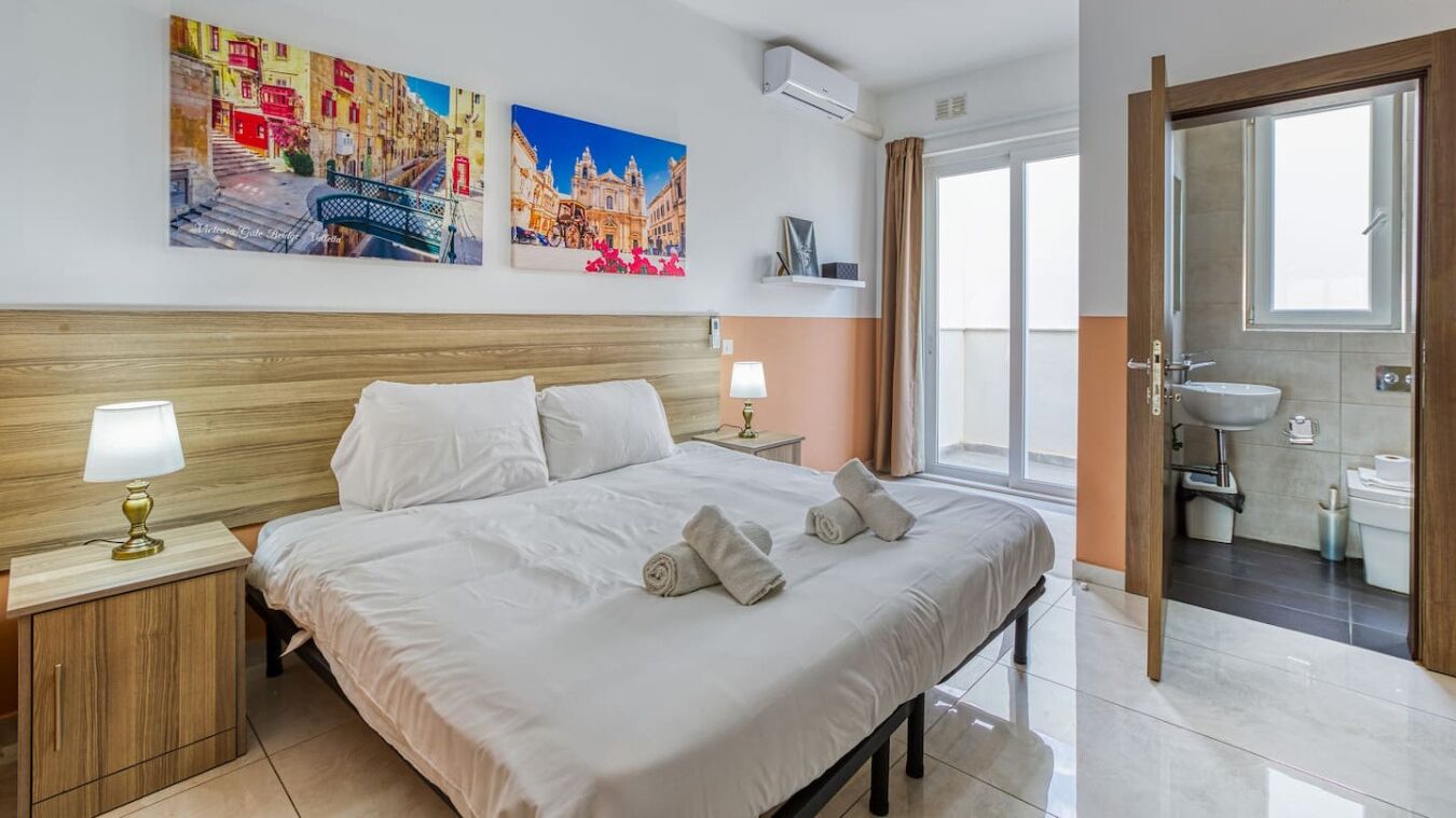 3 chambres, bureau, fer et planche à repasser, lit de bébé portatif