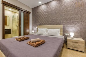 2 室のベッドルーム、デスク、アイロン / アイロン台、旅行用ベビーベッド