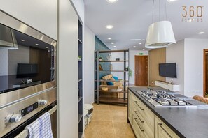 Frigorifero, microonde, forno, piano cottura