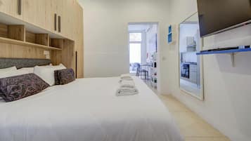 1 habitación, escritorio, tabla de planchar con plancha y cuna de viaje