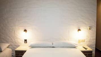 Tabla de planchar con plancha, wifi gratis y ropa de cama