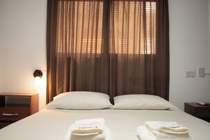 Tabla de planchar con plancha, wifi gratis y ropa de cama 