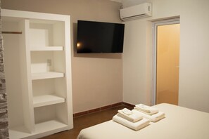 Habitación con 1 cama matrimonial o 2 individuales | Tabla de planchar con plancha, wifi gratis y ropa de cama 