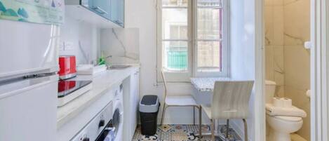 Refrigerador, horno, parrilla de estufa y cafetera y tetera