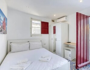 1 bedroom, desk, iron/ironing board, WiFi