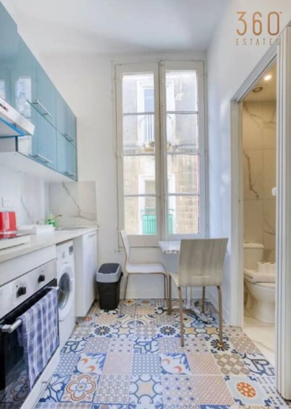 Fridge, oven, stovetop, coffee/tea maker