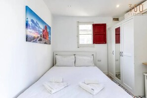 Bureau, fer et planche à repasser, lit parapluie, Wi-Fi