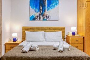 1 chambre, bureau, fer et planche à repasser, lit parapluie