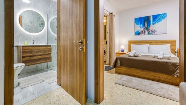 1 chambre, bureau, fer et planche à repasser, lit de bébé portatif