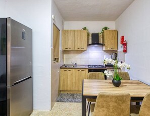 ثلاجة، ميكروويف، فرن، موقد طهي مسطح