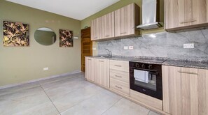 Een koelkast, een microgolfoven, een oven, een kookplaat