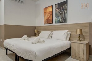 4 chambres, bureau, fer et planche Ă repasser, lit parapluie