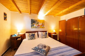 6 habitaciones, escritorio, tabla de planchar con plancha y wifi 