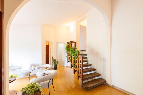 Villa 'Charming 200m From The Sea' mit Meerblick, privater Terrasse und Wi-Fi