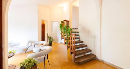 Villa 'Charming 200m From The Sea' mit Meerblick, privater Terrasse und Wi-Fi