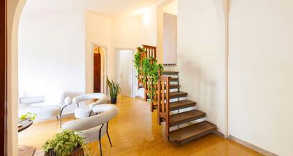 Villa 'Charming 200m From The Sea' mit Meerblick, privater Terrasse und Wi-Fi