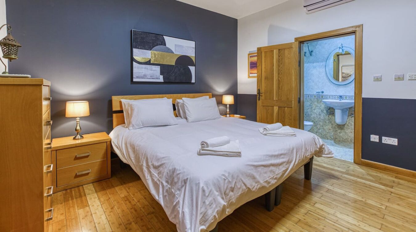 3 chambres, bureau, fer et planche à repasser, lit parapluie