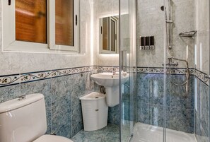 Hair dryer, towels - Stylish 2BR Apt with balconies in St Julians (San Ġiljan)