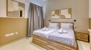 2 habitaciones, escritorio, tabla de planchar con plancha y wifi