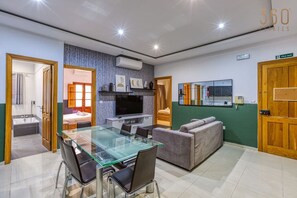 2 bedrooms, desk, iron/ironing board, travel cot - Stylish 2BR Apt with balconies in St Julians (San Ġiljan)