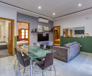 Dining - Stylish 2BR Apt with balconies in St Julians (San Ġiljan)