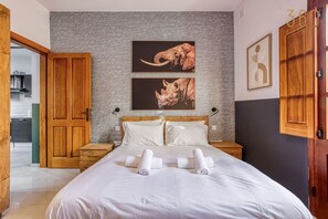 2 bedrooms, desk, iron/ironing board, WiFi