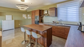 Fridge, microwave, oven, stovetop - Luxury Living in St Julian’s with Spacious Terrace (San Ġiljan)