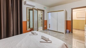 2 bedrooms, desk, iron/ironing board, WiFi