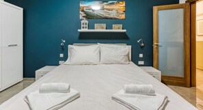 2 bedrooms, desk, iron/ironing board, WiFi