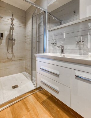 Sèche-cheveux, serviettes fournies, savon, papier toilette