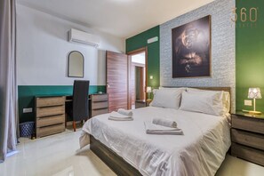 Bureau, fer et planche à repasser, lit parapluie, Wi-Fi