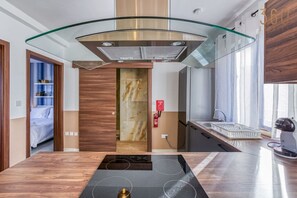 ثلاجة، ميكروويف، فرن، موقد طهي مسطح