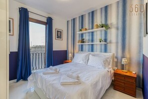 Una scrivania, ferro/asse da stiro, culla da viaggio, Wi-Fi