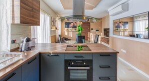 ثلاجة، ميكروويف، فرن، موقد طهي مسطح