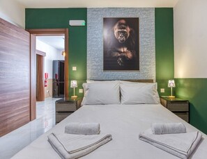 2 bedrooms, desk, iron/ironing board, WiFi