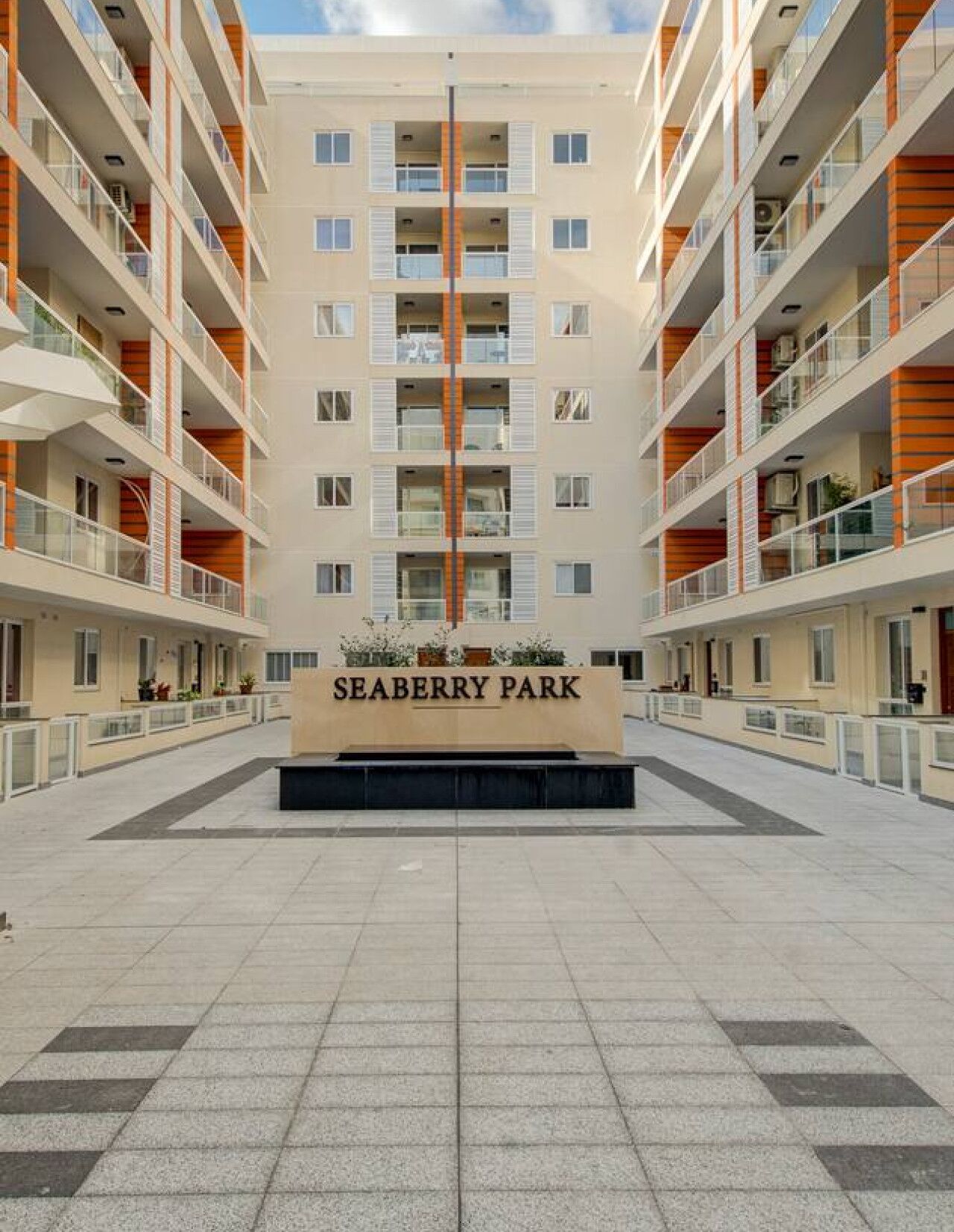 Un edificio moderno a più piani con un ingresso centrale che reca la scritta "SEABERRY PARK".