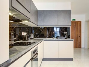 Kühlschrank, Mikrowelle, Ofen, Herdplatte