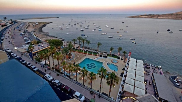 A coastal hotel with a swimming pool, beach access, and a view of the sea. - Brand new, fully equipped 2BR home in Qawra (San Pawl il-Baħar)