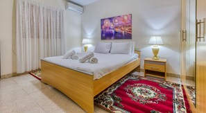 3 slaapkamers, een bureau, een strijkplank/strijkijzer, wifi