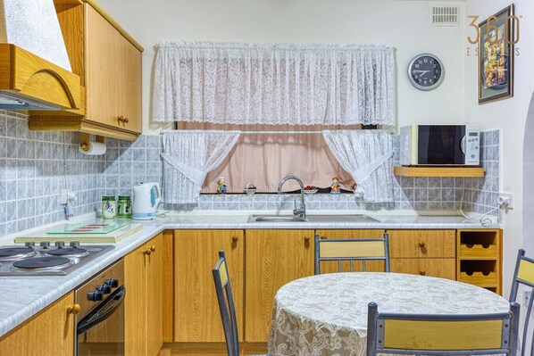 Een koelkast, een magnetron, een oven, een kookplaat