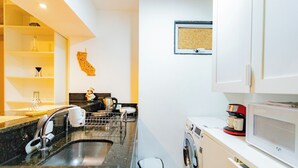 A modern kitchen with a sink, dishwasher, microwave, and a coffee maker. - SUH Flamengo 01 Praia Studio Dreams (Rio de Janeiro)