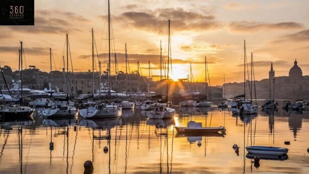 A marina with multiple boats docked at sunset. - Cosy 1BR home with full amenities in central Gzira (Il-Gżira)