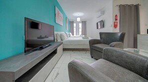 1 habitación, escritorio, tabla de planchar con plancha y cuna de viaje