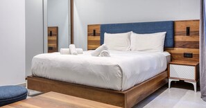 Escritorio, tabla de planchar con plancha, wifi gratis y ropa de cama