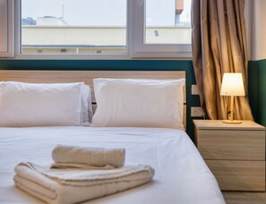 1 habitación, escritorio, tabla de planchar con plancha y cuna de viaje