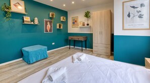 1 dormitorio, escritorio, tabla de planchar con plancha y cuna de viaje