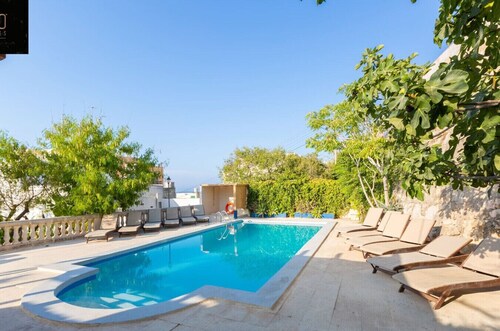 Seaside Serenity – St. Paul’s Bay Villa with Pool