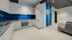 Køleskab, mikrobølgeovn, ovn, kogeplade