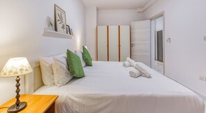 2 bedrooms, desk, iron/ironing board, WiFi