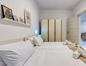 2 bedrooms, desk, iron/ironing board, WiFi